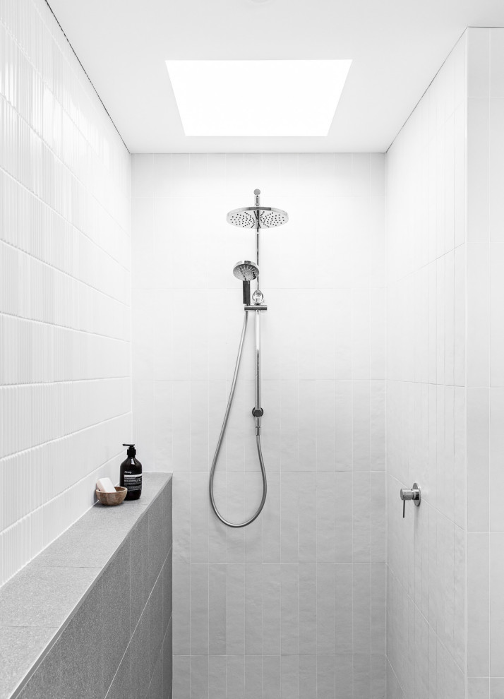 Стильный дизайн: главная ванная комната среднего размера в современном стиле с светлыми деревянными фасадами, отдельно стоящей ванной, открытым душем, раздельным унитазом, белой плиткой, керамической плиткой, белыми стенами, полом из керамогранита, подвесной раковиной, серым полом, открытым душем, тумбой под две раковины и подвесной тумбой - последний тренд