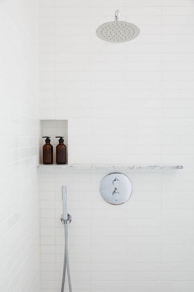 Modernes Badezimmer En Suite mit Unterbauwanne, weißen Fliesen, Keramikfliesen und weißer Wandfarbe in Los Angeles