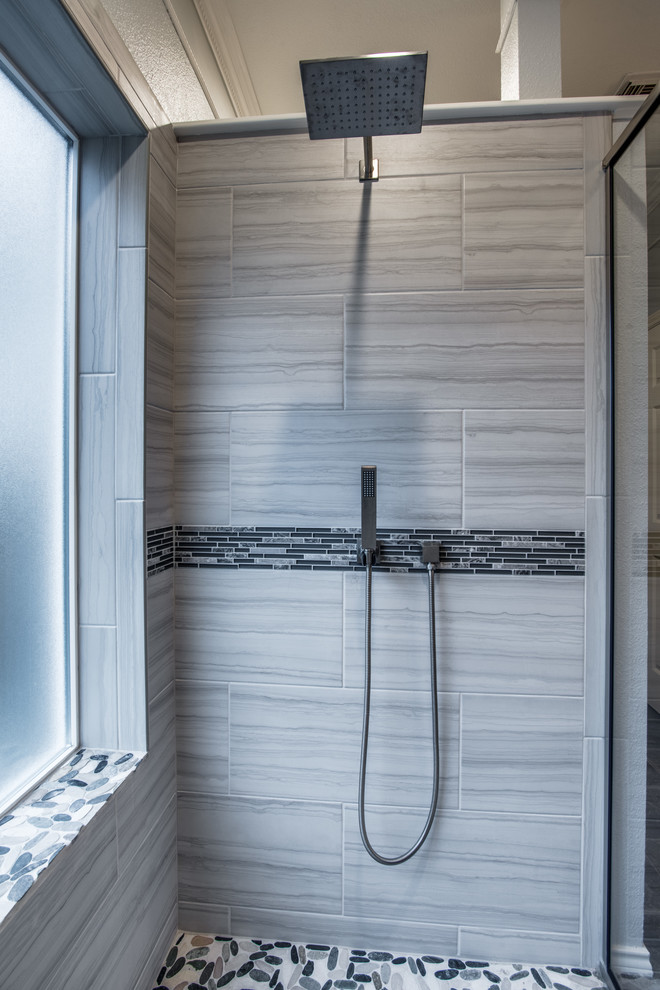 Стильный дизайн: главная ванная комната среднего размера в стиле модернизм с душем в нише, серой плиткой, керамической плиткой, серыми стенами, полом из галечной плитки, серым полом и душем с распашными дверями - последний тренд