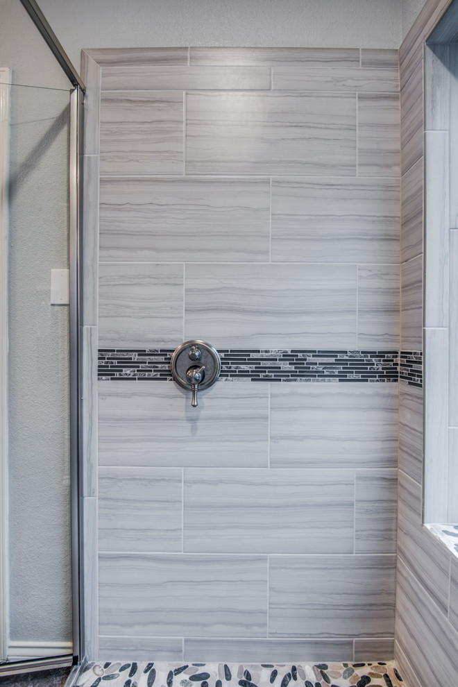 Foto di una stanza da bagno padronale moderna di medie dimensioni con doccia alcova, piastrelle grigie, piastrelle in ceramica, pareti grigie, pavimento con piastrelle di ciottoli, pavimento grigio e porta doccia a battente