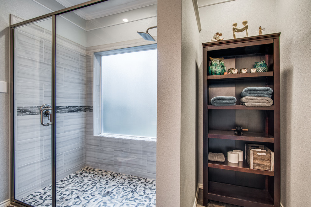 Foto på ett mellanstort funkis en-suite badrum, med en dusch i en alkov, grå kakel, keramikplattor, grå väggar, klinkergolv i småsten, grått golv och dusch med gångjärnsdörr