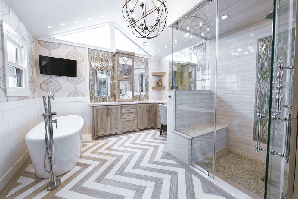 Bild på ett mellanstort vintage en-suite badrum, med grå skåp, ett fristående badkar, en kantlös dusch, grå väggar, bänkskiva i kvartsit, grå kakel, porslinskakel, klinkergolv i porslin, ett undermonterad handfat och luckor med infälld panel