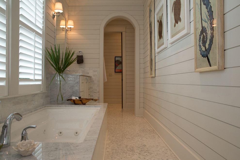 Источник вдохновения для домашнего уюта: ванная комната в морском стиле с полновстраиваемой ванной и белой плиткой