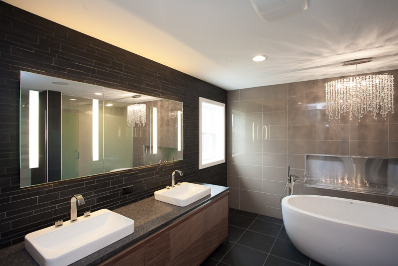 Пример оригинального дизайна: большая главная ванная комната в современном стиле с плоскими фасадами, светлыми деревянными фасадами, отдельно стоящей ванной, серой плиткой, удлиненной плиткой, разноцветными стенами, полом из сланца, настольной раковиной, столешницей из бетона и душем в нише