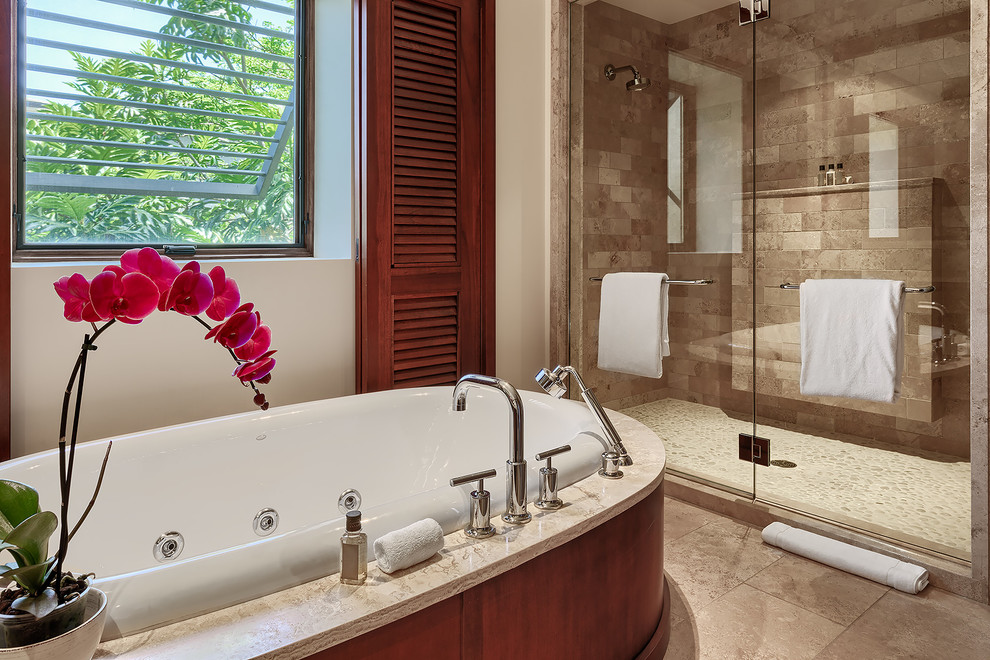 Пример оригинального дизайна: большая главная ванная комната в морском стиле с отдельно стоящей ванной, душем в нише, бежевой плиткой, керамической плиткой, бежевыми стенами, полом из керамической плитки и душем с распашными дверями