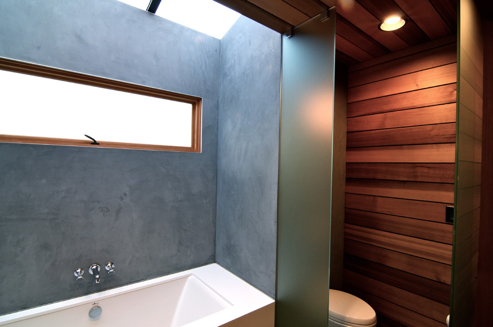 Источник вдохновения для домашнего уюта: маленькая главная ванная комната с накладной ванной, разноцветными стенами, подвесной раковиной и бежевой столешницей для на участке и в саду