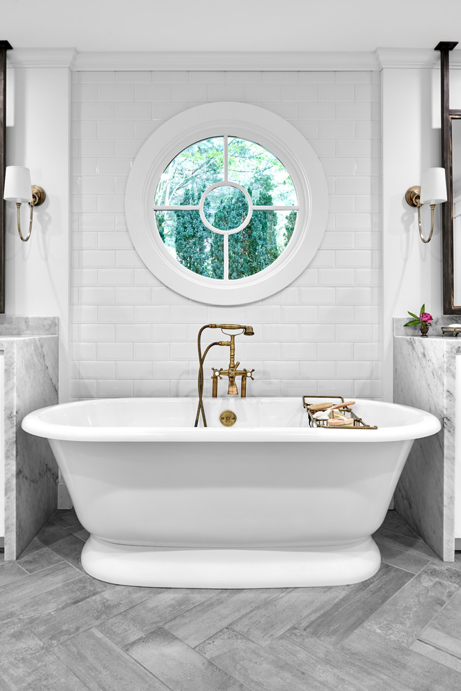 Ispirazione per una stanza da bagno padronale costiera con vasca freestanding, piastrelle bianche, piastrelle diamantate, pareti bianche e pavimento grigio