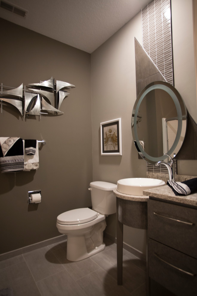 Ispirazione per una stanza da bagno con doccia design di medie dimensioni con ante lisce, ante grigie, piastrelle bianche, pareti grigie e lavabo da incasso