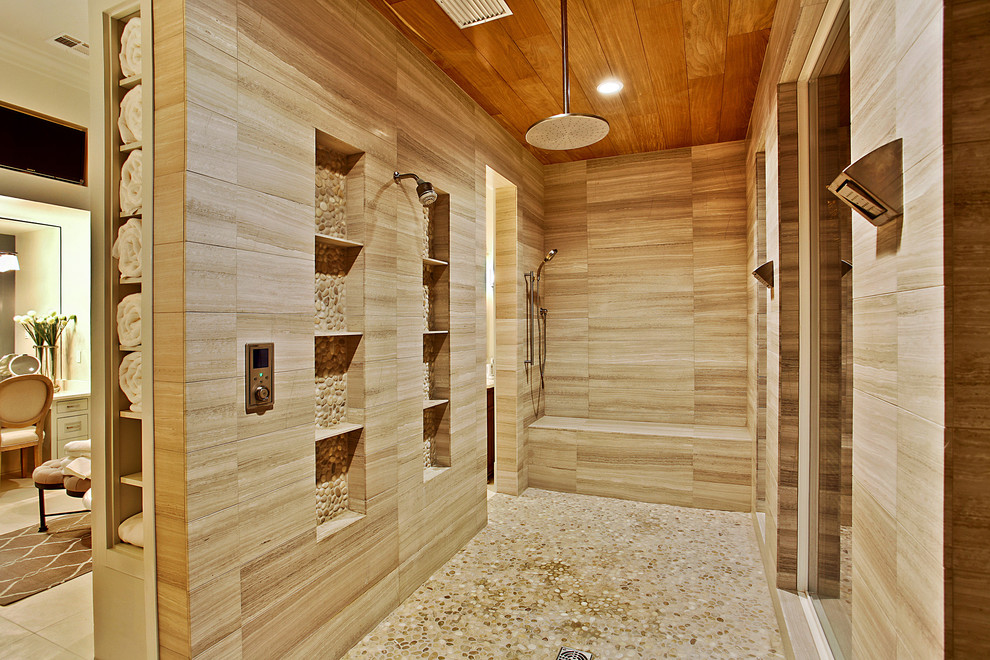 ニューオリンズにある地中海スタイルのおしゃれな浴室 (ダブルシャワー、石タイル、玉石タイル、ニッチ、シャワーベンチ) の写真
