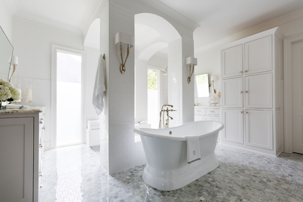 Пример оригинального дизайна: большая главная ванная комната в классическом стиле с фасадами с утопленной филенкой, белыми фасадами, отдельно стоящей ванной, открытым душем, раздельным унитазом, белой плиткой, плиткой кабанчик, серыми стенами, мраморным полом, врезной раковиной, мраморной столешницей, синим полом, открытым душем и белой столешницей