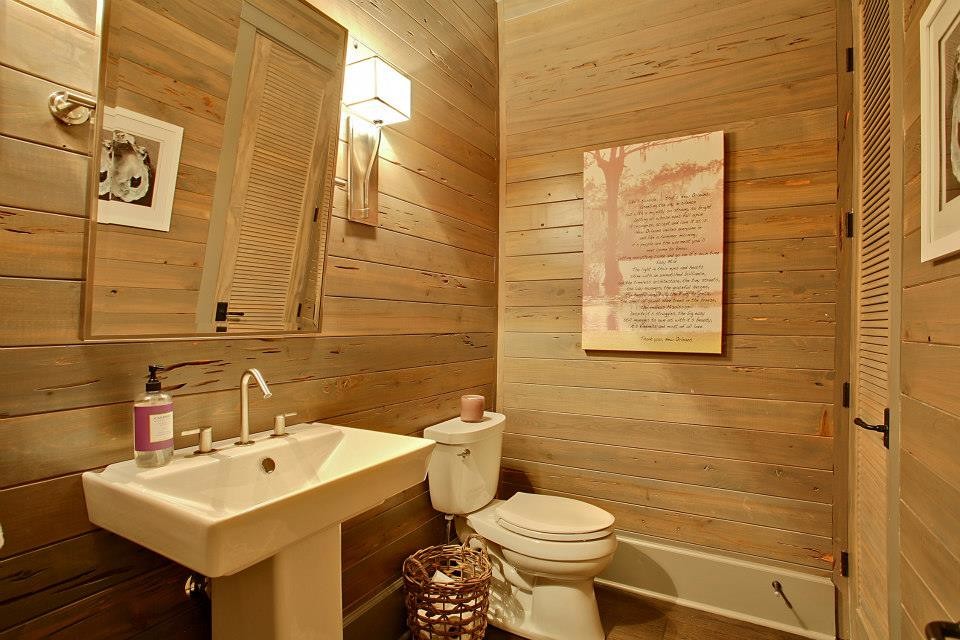 Cette image montre une salle de bain traditionnelle avec un lavabo de ferme.
