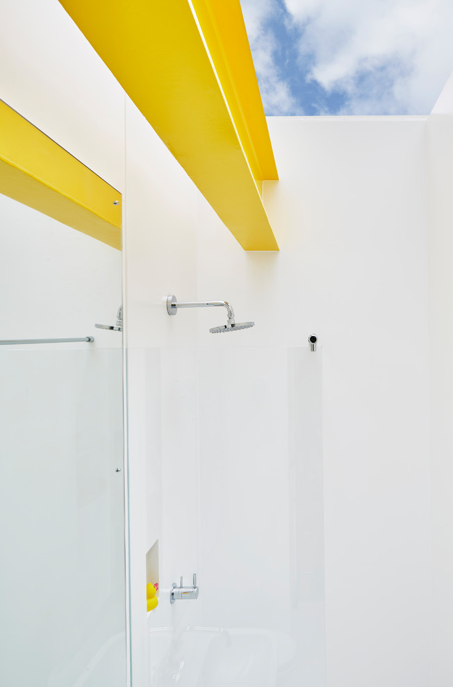 Mittelgroßes Modernes Duschbad mit offenen Schränken, weißen Schränken, Nasszelle, weißer Wandfarbe, Mineralwerkstoff-Waschtisch, weißem Boden, offener Dusche und weißer Waschtischplatte in London