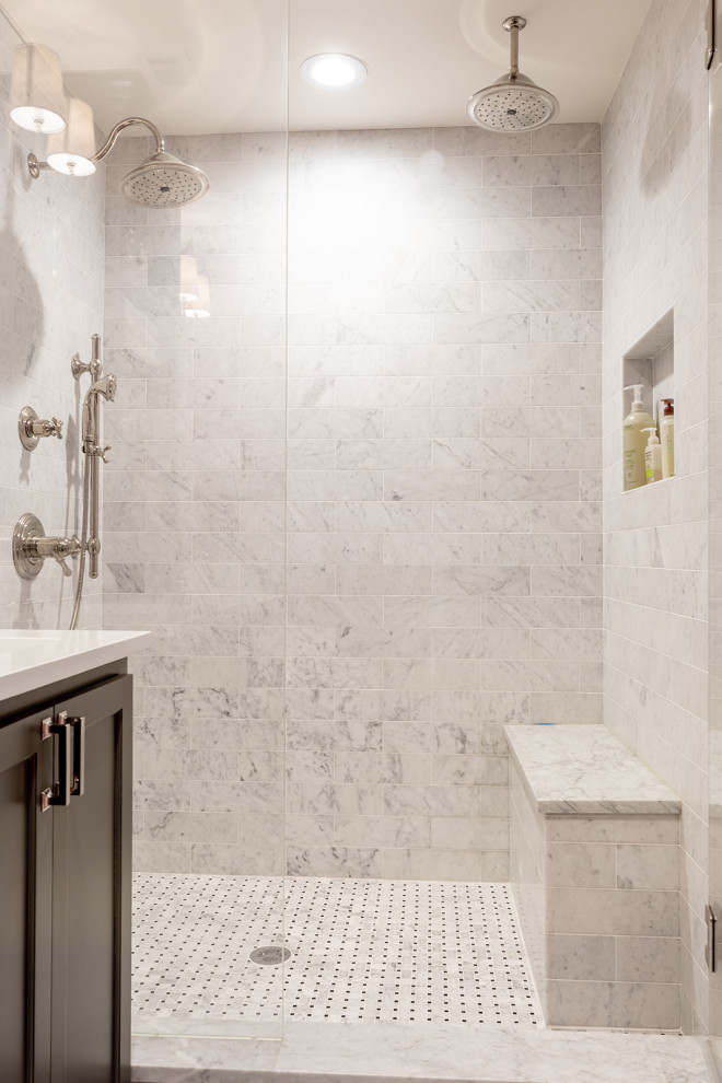 Idéer för mellanstora vintage vitt badrum med dusch, med skåp i shakerstil, grå skåp, grå kakel, orange väggar, marmorgolv, bänkskiva i kvarts och dusch med gångjärnsdörr