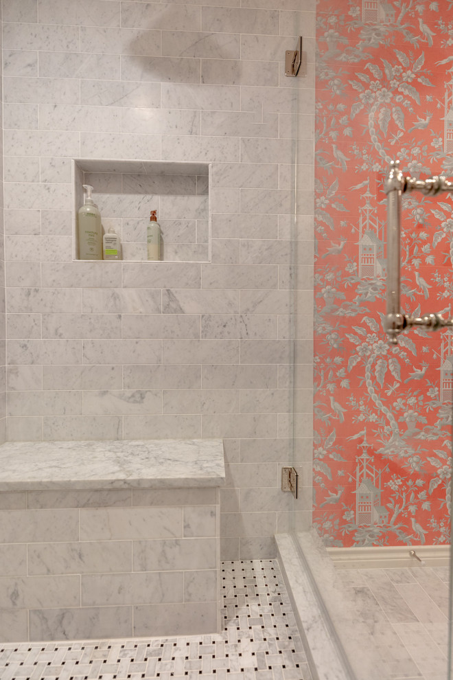 Inspiration för ett mellanstort vintage vit vitt badrum med dusch, med skåp i shakerstil, grå skåp, grå kakel, orange väggar, marmorgolv, bänkskiva i kvarts och dusch med gångjärnsdörr