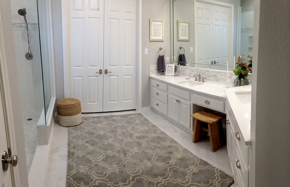 Foto på ett mellanstort vintage en-suite badrum, med ett undermonterad handfat, luckor med upphöjd panel, vita skåp, bänkskiva i kvartsit, en dubbeldusch, vit kakel, tunnelbanekakel, grå väggar och klinkergolv i porslin