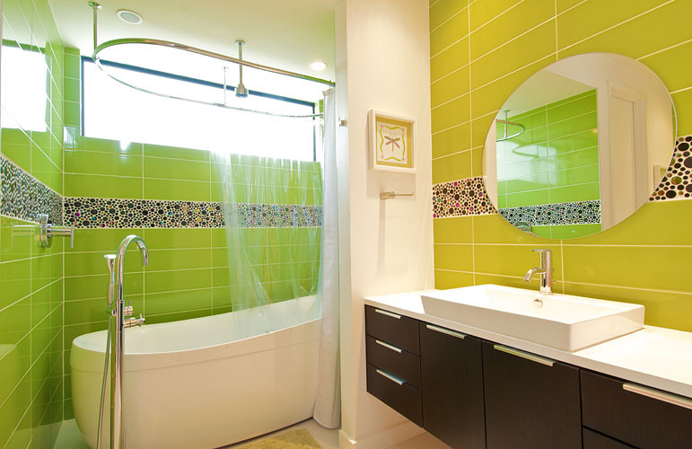 Inspiration pour une grande salle de bain minimaliste en bois foncé avec un placard à porte plane, un carrelage vert, des carreaux de porcelaine, un mur vert, un lavabo posé, un plan de toilette en quartz modifié, un sol marron et une cabine de douche avec un rideau.