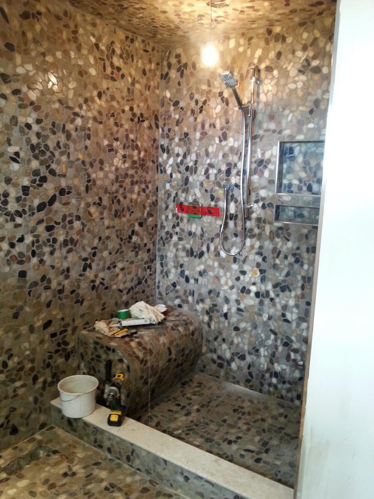 Ejemplo de cuarto de baño principal rústico grande con ducha empotrada, baldosas y/o azulejos multicolor, suelo de baldosas tipo guijarro y suelo de baldosas tipo guijarro