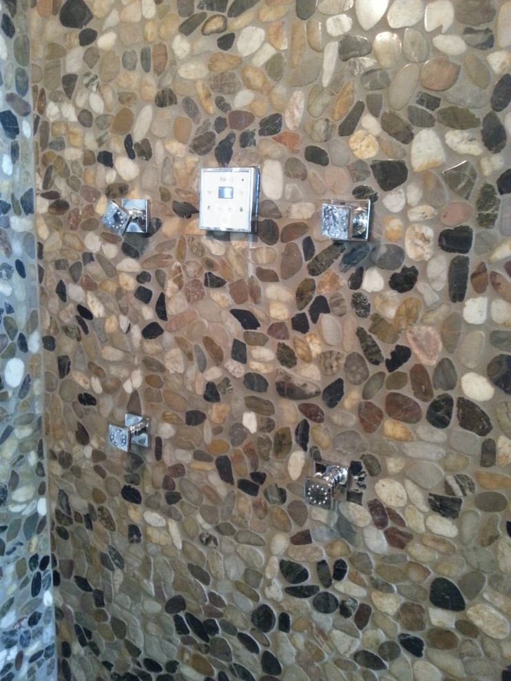 Diseño de cuarto de baño principal rústico grande con ducha empotrada, baldosas y/o azulejos multicolor, suelo de baldosas tipo guijarro y suelo de baldosas tipo guijarro