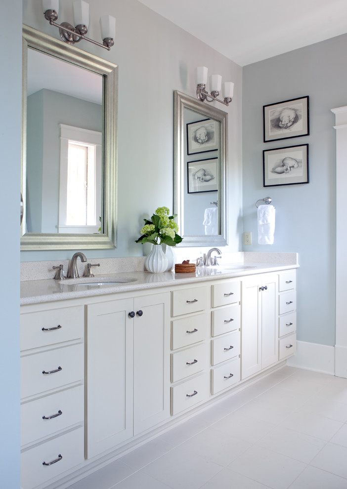 Diseño de cuarto de baño principal tradicional con lavabo bajoencimera, armarios estilo shaker, puertas de armario blancas, encimera de cuarzo compacto, bañera exenta, ducha empotrada y paredes grises