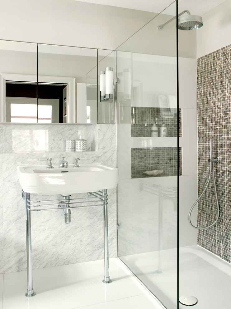 Imagen de cuarto de baño contemporáneo con ducha abierta, lavabo tipo consola, ducha abierta y hornacina