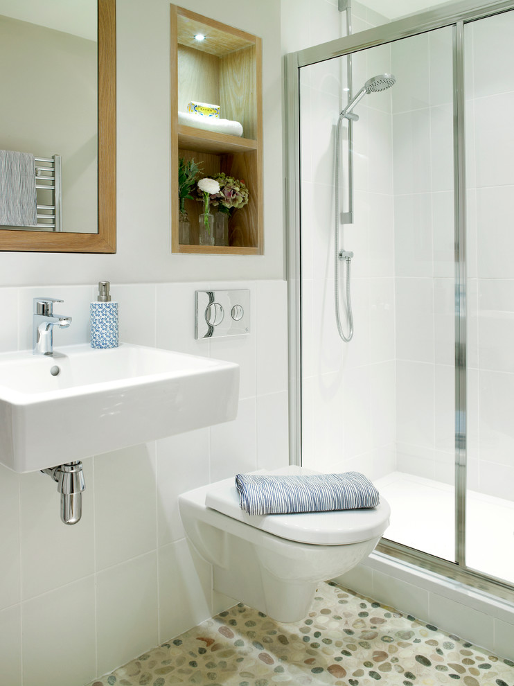 На фото: ванная комната в современном стиле с инсталляцией с