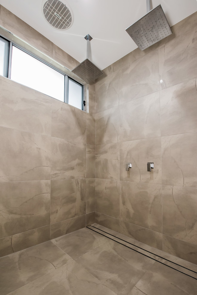 Réalisation d'une salle de bain principale design de taille moyenne avec une douche double, un carrelage gris, des carreaux de céramique, un mur gris, carreaux de ciment au sol, un sol gris et aucune cabine.