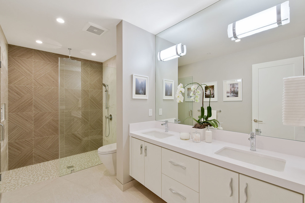 Immagine di una stanza da bagno con doccia classica con ante lisce, ante bianche, doccia ad angolo, WC monopezzo, piastrelle beige, pareti grigie, lavabo sottopiano, pavimento beige, doccia aperta e top bianco