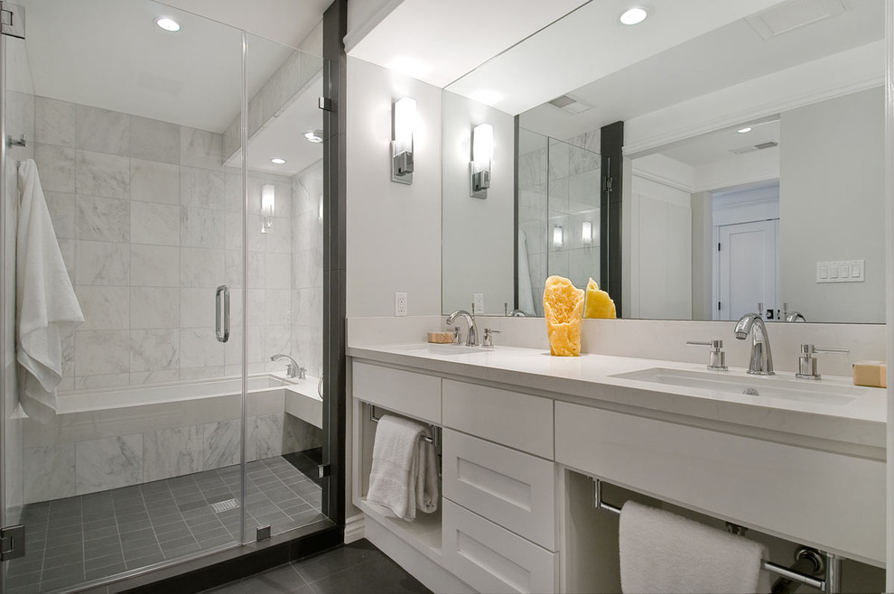 На фото: большая главная ванная комната в современном стиле с плоскими фасадами, белыми фасадами, ванной в нише, открытым душем, раздельным унитазом, коричневой плиткой, белой плиткой, плиткой кабанчик, серыми стенами, врезной раковиной и столешницей из гранита