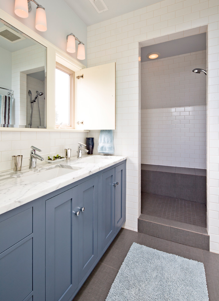 Inredning av ett eklektiskt en-suite badrum, med ett undermonterad handfat, skåp i shakerstil, blå skåp, marmorbänkskiva, vit kakel, tunnelbanekakel, vita väggar och klinkergolv i porslin