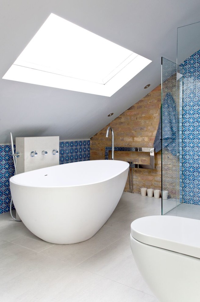 Идея дизайна: ванная комната в современном стиле с отдельно стоящей ванной, открытым душем, синей плиткой и открытым душем