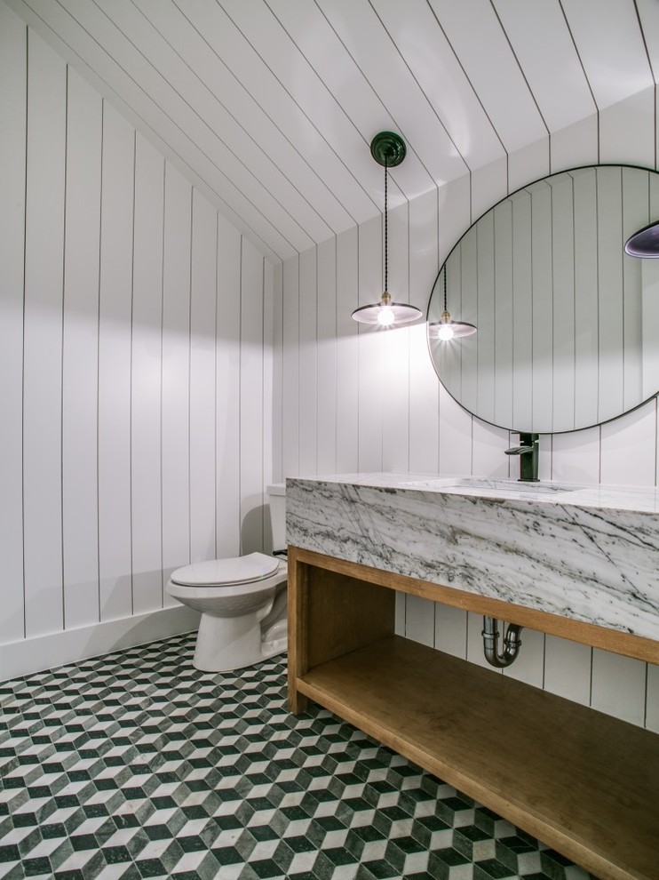 Стильный дизайн: ванная комната в стиле кантри с открытыми фасадами, светлыми деревянными фасадами, белыми стенами, полом из мозаичной плитки, врезной раковиной, мраморной столешницей и зеленым полом - последний тренд