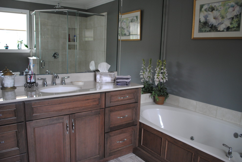 Источник вдохновения для домашнего уюта: главная ванная комната в классическом стиле с монолитной раковиной, фасадами с утопленной филенкой, накладной ванной, угловым душем и серыми стенами