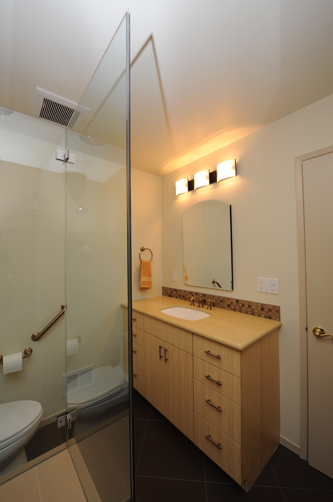 Пример оригинального дизайна: маленькая ванная комната в современном стиле с плоскими фасадами, светлыми деревянными фасадами, угловым душем, унитазом-моноблоком, бежевой плиткой, керамической плиткой, белыми стенами, полом из керамогранита, душевой кабиной, врезной раковиной, столешницей из искусственного кварца, коричневым полом и душем с распашными дверями для на участке и в саду