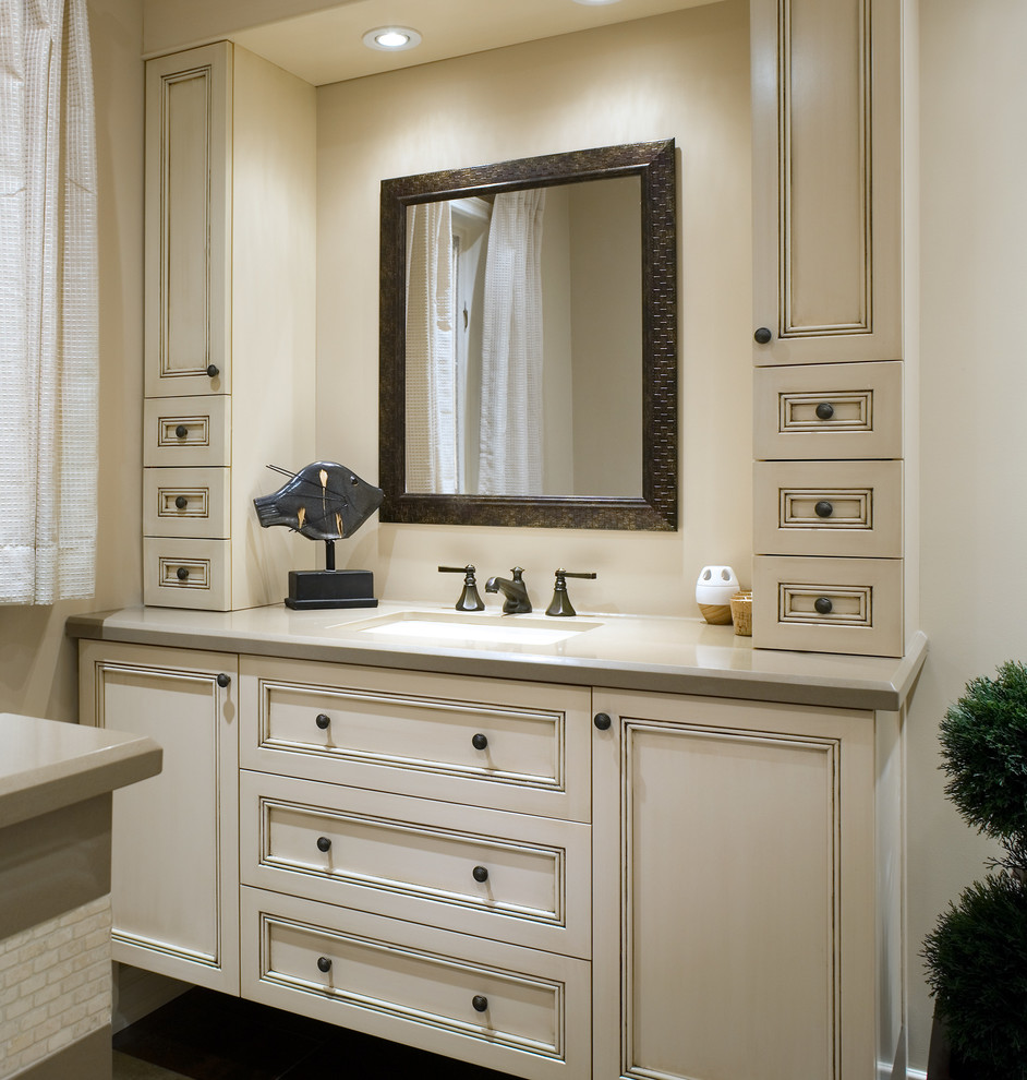 トロントにある高級な中くらいなトラディショナルスタイルのおしゃれな浴室 (アンダーカウンター洗面器、落し込みパネル扉のキャビネット、白いキャビネット、クオーツストーンの洗面台、白いタイル、モザイクタイル、ベージュの壁、磁器タイルの床) の写真