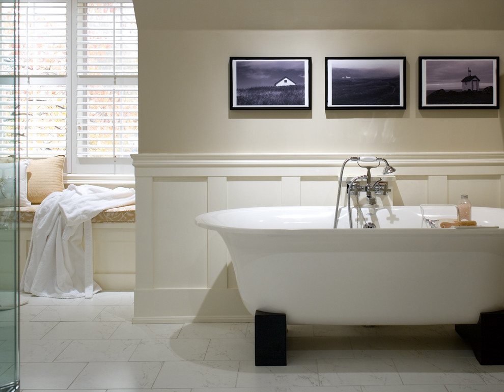 Réalisation d'une grande salle de bain principale tradition avec une baignoire indépendante, un carrelage blanc, un mur beige et un sol en carrelage de porcelaine.