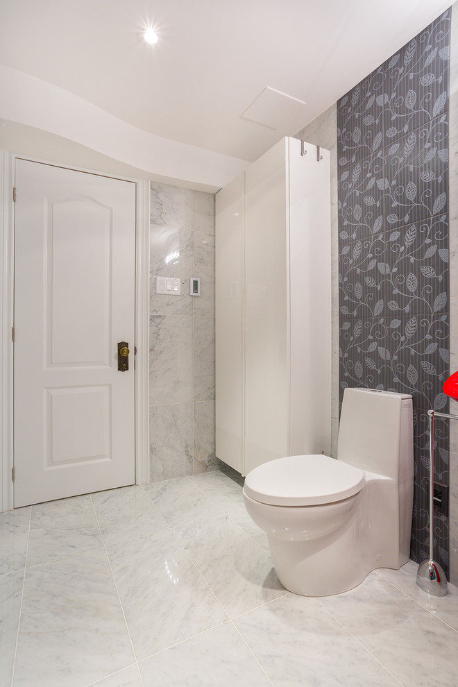 Großes Modernes Badezimmer En Suite mit flächenbündigen Schrankfronten, weißen Schränken, Duschnische, Toilette mit Aufsatzspülkasten, grauen Fliesen, weißen Fliesen, Steinfliesen, weißer Wandfarbe, Marmorboden, Sockelwaschbecken, grauem Boden und Schiebetür-Duschabtrennung in Toronto