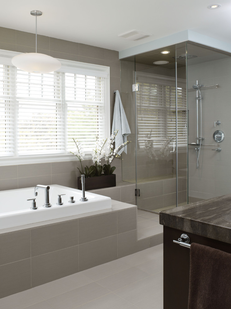 Cette photo montre une salle de bain tendance en bois foncé de taille moyenne avec une baignoire posée, un plan de toilette en marbre, un carrelage gris, des carreaux de porcelaine, un sol en ardoise et un mur gris.