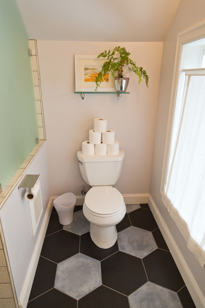 Пример оригинального дизайна: маленькая главная ванная комната в стиле фьюжн с фасадами с утопленной филенкой, белыми фасадами, ванной в нише, душем над ванной, раздельным унитазом, белой плиткой, керамической плиткой, белыми стенами, полом из керамической плитки, накладной раковиной, столешницей из искусственного кварца, разноцветным полом и шторкой для ванной для на участке и в саду