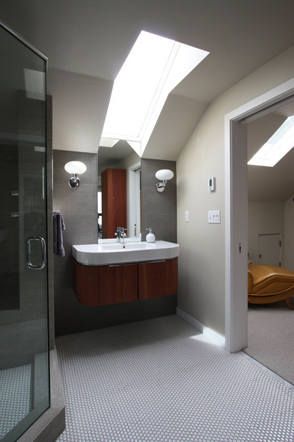 Design ideas for a modern bathroom in Portland.