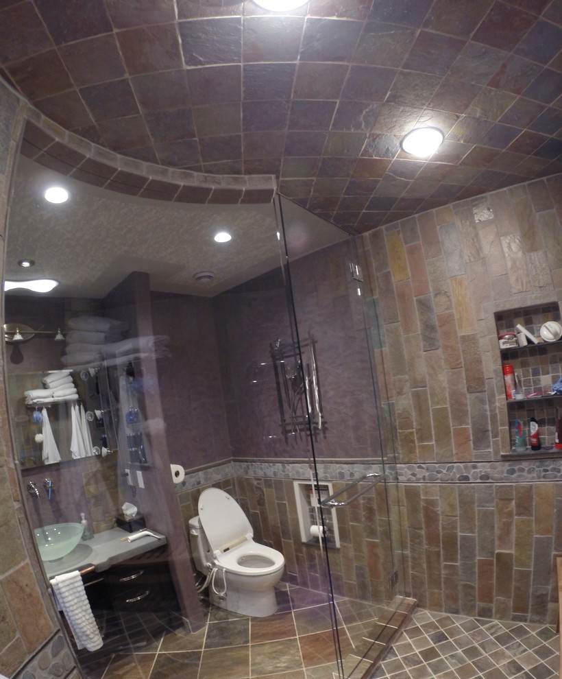Immagine di una stanza da bagno padronale contemporanea di medie dimensioni con lavabo a bacinella, ante di vetro, ante nere, top in cemento, WC monopezzo, piastrelle multicolore, piastrelle in pietra, pareti viola e pavimento in ardesia