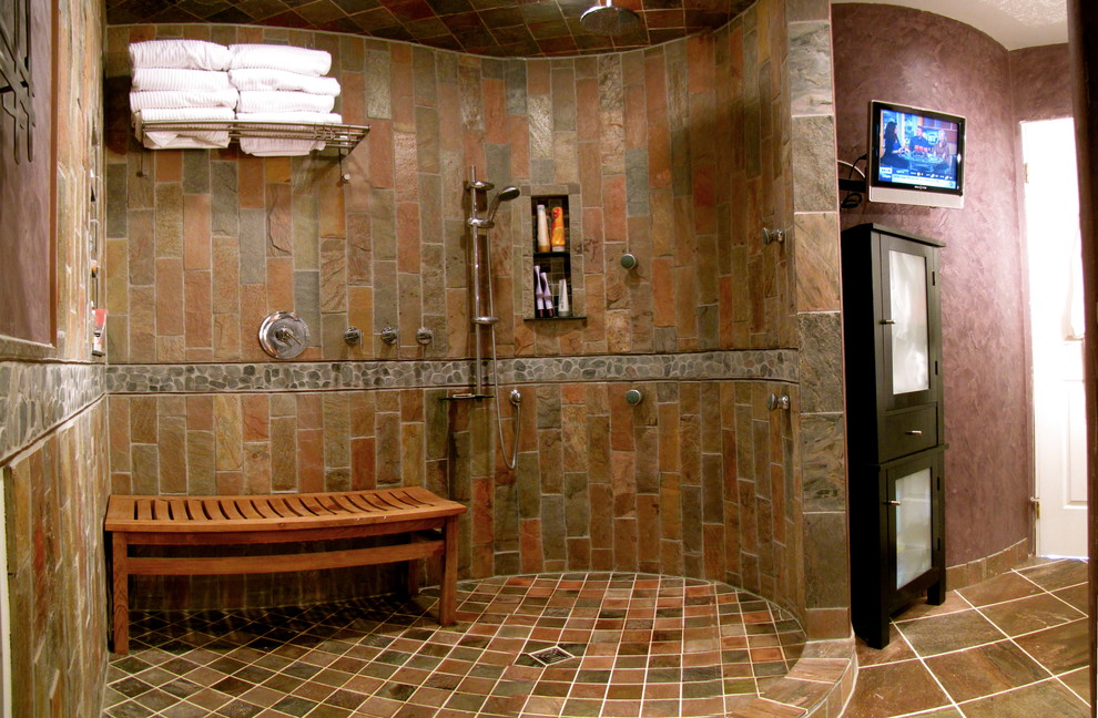 На фото: главная ванная комната среднего размера в современном стиле с настольной раковиной, стеклянными фасадами, черными фасадами, столешницей из бетона, унитазом-моноблоком, разноцветной плиткой, каменной плиткой, фиолетовыми стенами и полом из сланца с