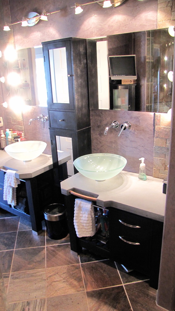 Inredning av ett modernt mellanstort en-suite badrum, med ett fristående handfat, luckor med glaspanel, svarta skåp, bänkskiva i betong, en toalettstol med hel cisternkåpa, flerfärgad kakel, stenkakel, lila väggar och skiffergolv