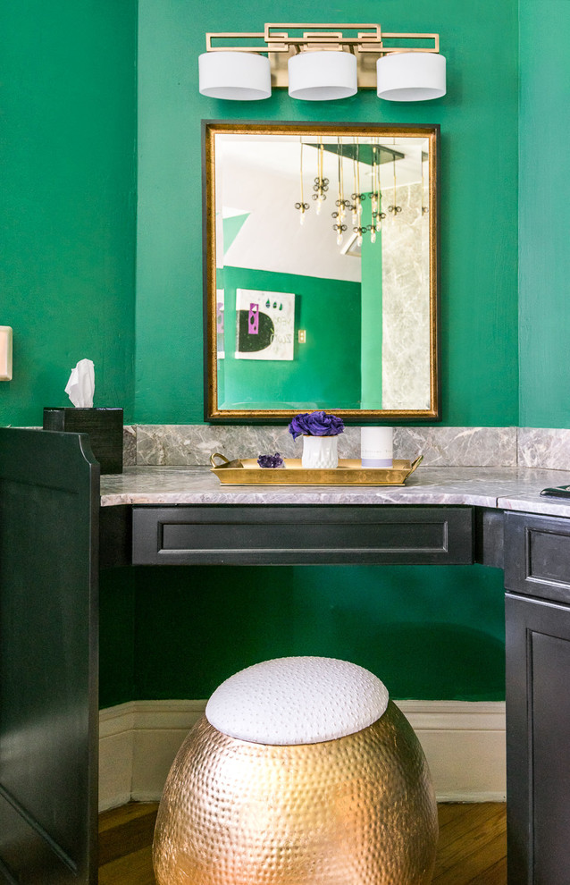 Свежая идея для дизайна: большая главная ванная комната в стиле фьюжн с фасадами в стиле шейкер, черными фасадами, зелеными стенами, светлым паркетным полом, мраморной столешницей и коричневым полом - отличное фото интерьера
