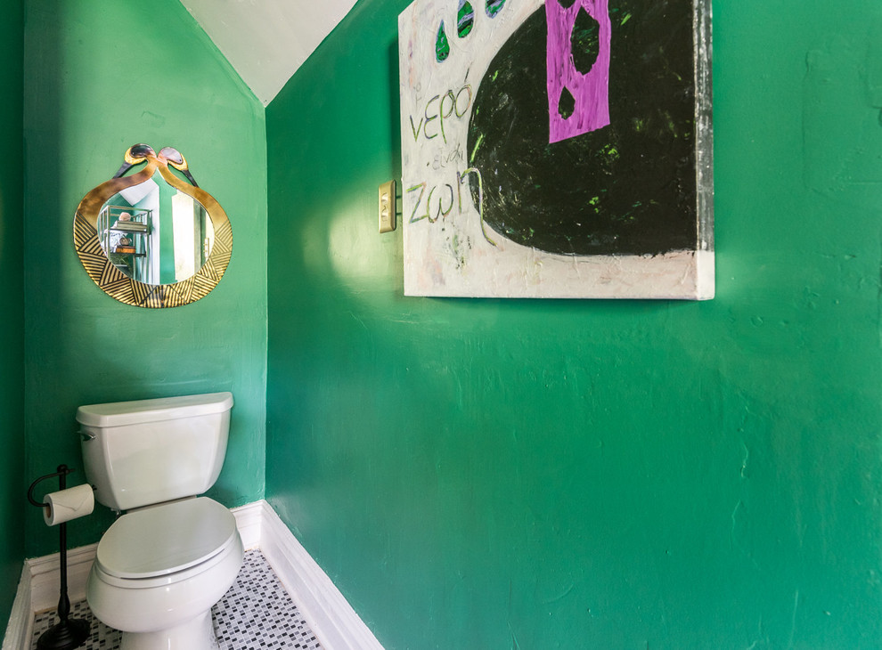 Bild på ett stort eklektiskt en-suite badrum, med skåp i shakerstil, svarta skåp, en toalettstol med separat cisternkåpa, gröna väggar, mosaikgolv, marmorbänkskiva och brunt golv
