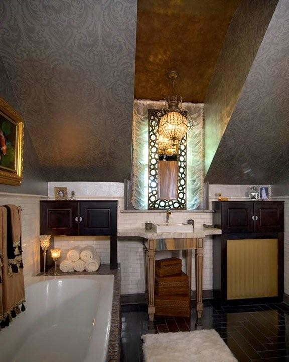 Источник вдохновения для домашнего уюта: главная ванная комната среднего размера в классическом стиле с накладной раковиной, фасадами с выступающей филенкой, темными деревянными фасадами, накладной ванной и серыми стенами