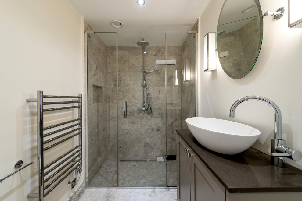 Inspiration för ett litet vintage brun brunt en-suite badrum, med skåp i shakerstil, bruna skåp, en öppen dusch, grå väggar, klinkergolv i porslin, ett konsol handfat, bänkskiva i kvartsit, grått golv och dusch med gångjärnsdörr