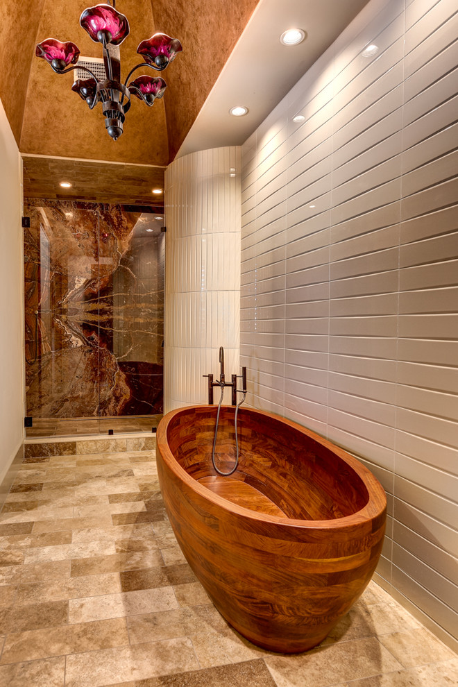 Ispirazione per una stanza da bagno classica con vasca freestanding, doccia ad angolo, pareti beige e pavimento in marmo