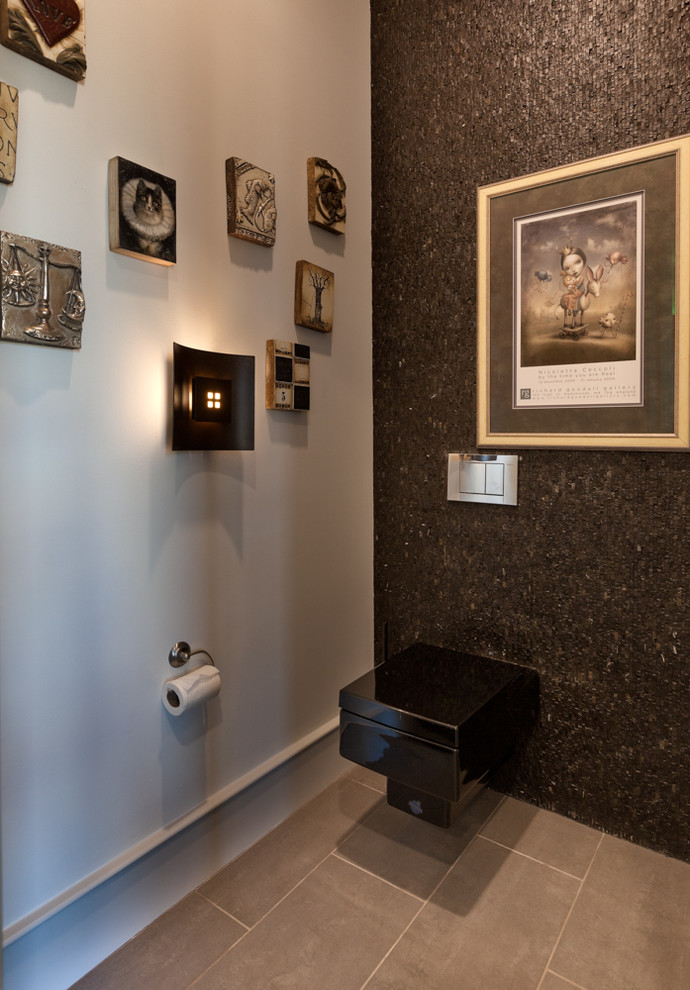 Идея дизайна: туалет в классическом стиле с раковиной с несколькими смесителями, столешницей из плитки, инсталляцией, коричневой плиткой, бежевыми стенами и полом из травертина