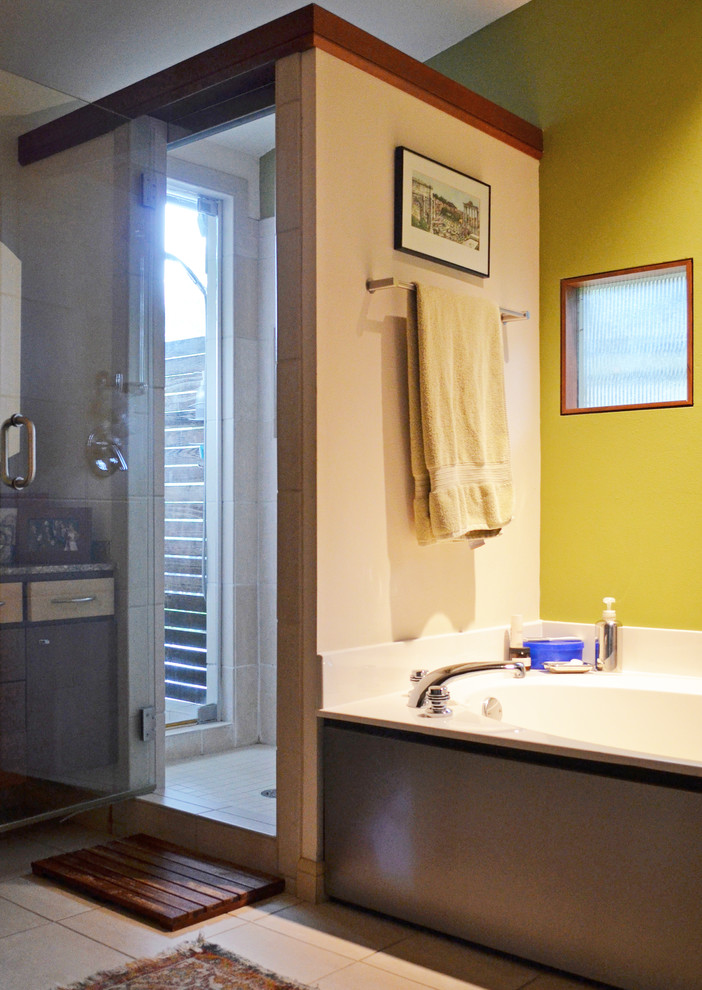 Cette photo montre une salle de bain rétro avec une fenêtre.