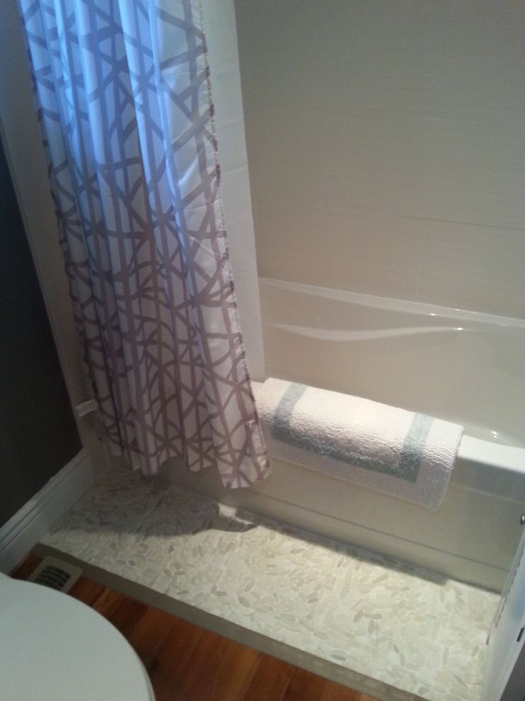 Kleines Klassisches Kinderbad mit Badewanne in Nische, Duschbadewanne, weißen Fliesen, Kieselfliesen, grüner Wandfarbe und braunem Holzboden in Toronto